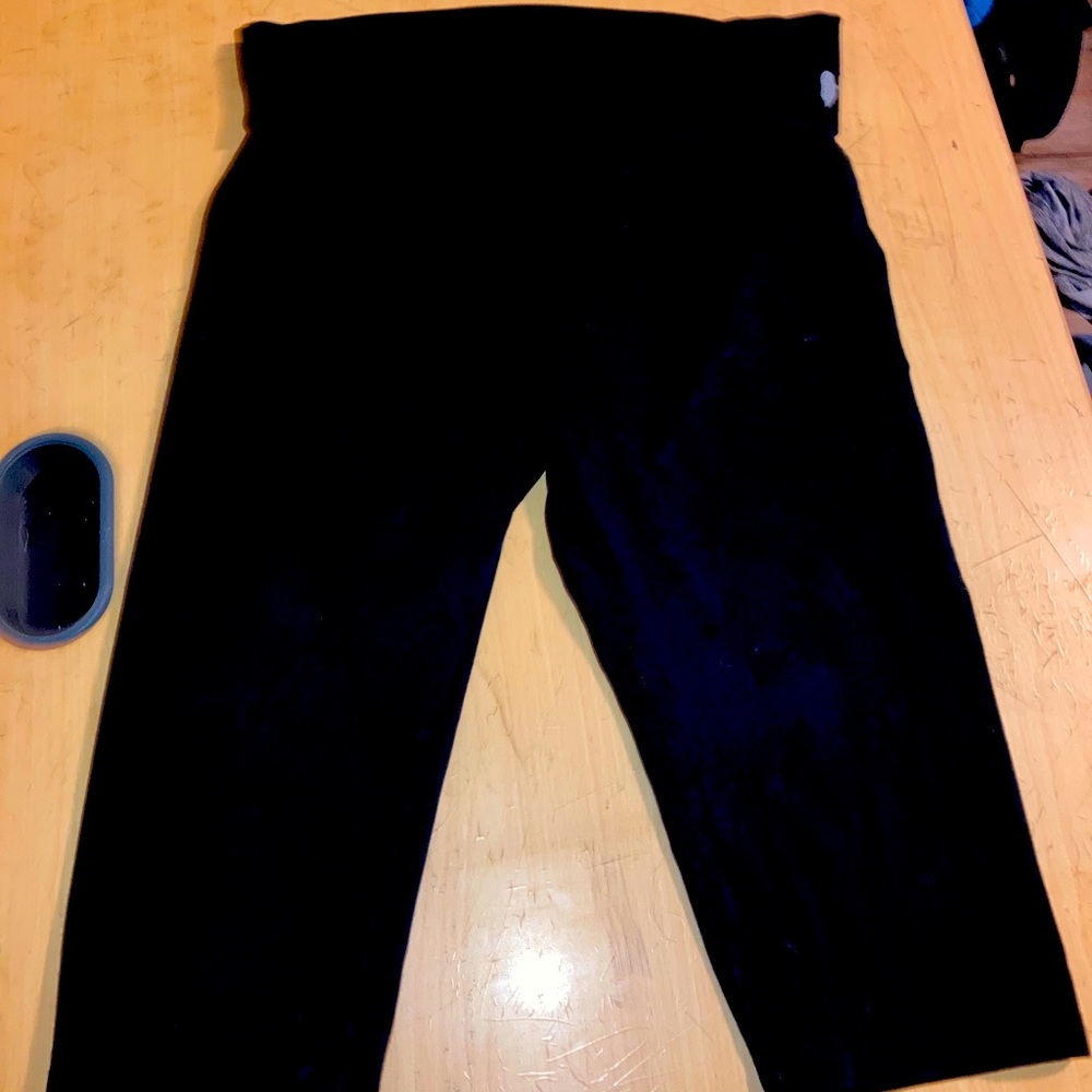 Victoria’s Secret black Capri leggings